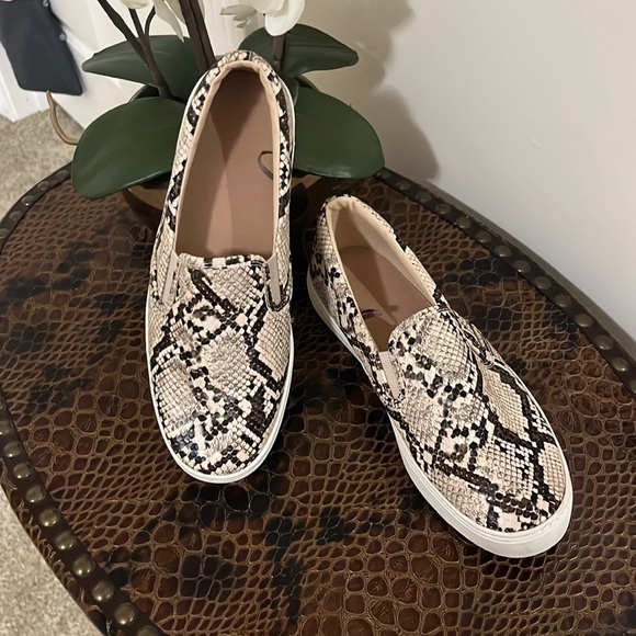 Old Navy slip on sneaker with faux snakeskin print. Size 7.5 - Picture 1 of 9